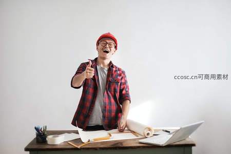 建筑师戴安全帽竖大拇指庆祝