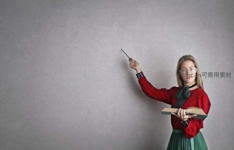 女教师指向空白墙面授课