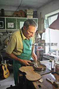 工匠精心制作小提琴琴身
