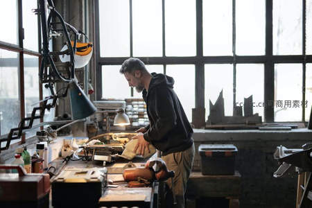 工匠在明亮工坊打磨金属件