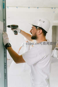 工人安装石膏板施工中