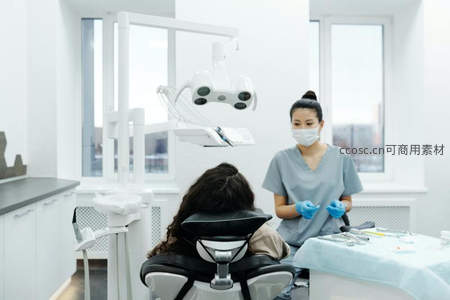 牙科诊所内护士准备为患者治疗