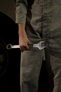 工匠手持扳手专注工作