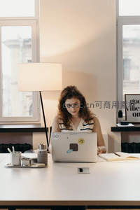 女性在明亮办公室使用笔记本电脑