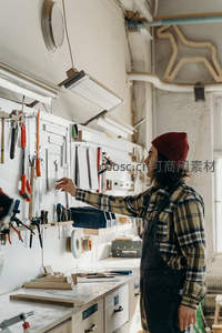 木匠在工作室挑选工具