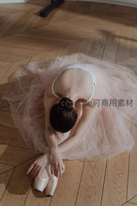 芭蕾舞者木地板上休息