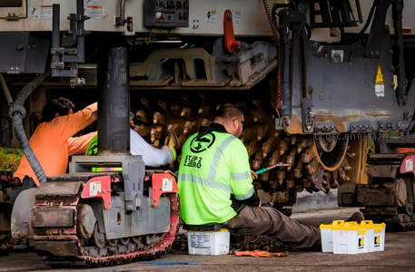 工人维修大型工业机械