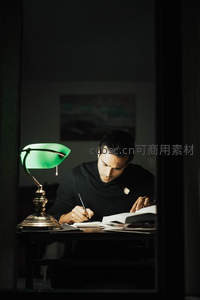 绿灯下专注书写的男子夜读时光