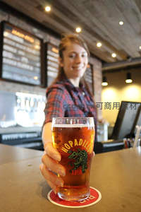 酒保递上一杯冰镇IPA啤酒