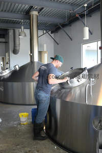 酿酒师检查大型不锈钢发酵罐