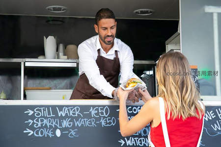 餐车服务员微笑递送美味汉堡