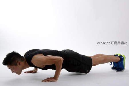 男子标准俯卧撑锻炼核心力量