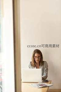 女性办公族专注使用笔记本电脑