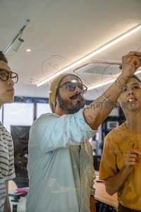 团队成员在透明板上讨论方案