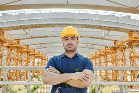 自信的建筑工人双臂交叉站立