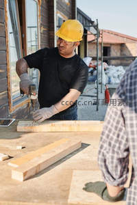 工人专注用电钻加工木料