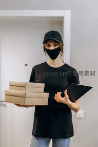 快递员手持包裹与签收板