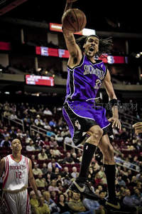 篮球运动员空中扣篮激情瞬间