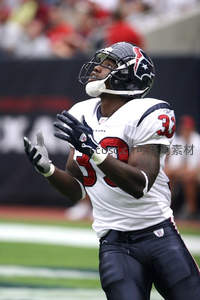 橄榄球运动员专注接球瞬间