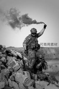 士兵在废墟中释放烟雾弹