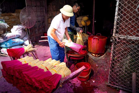 工匠在作坊手工染制彩色香束