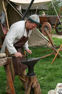 铁匠现场锻造，传统工艺重现古风