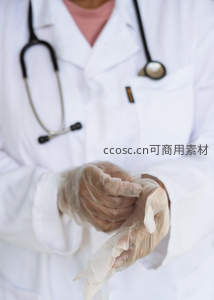 医生戴手套准备诊疗