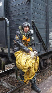 飞行员倚靠老式火车