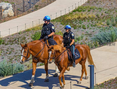 骑警巡逻城市步道