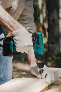 特写：电钻紧固木结构