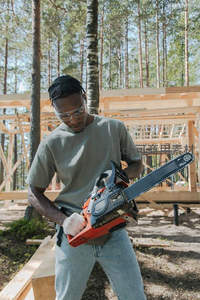 森林工地上的电锯操作者