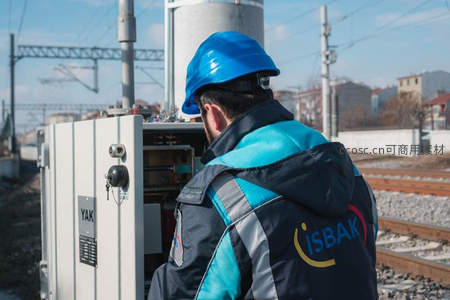 铁路工程师检修轨道旁电气设备