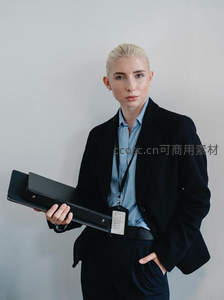 职业女性手持文件夹自信凝视