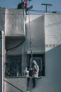 工人高空作业维修外墙设备