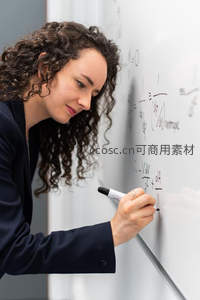 女学者在白板前推导公式