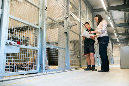 动物园工作人员检查虎笼记录