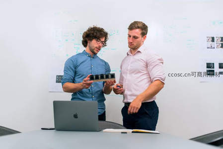 两位男士会议中展示产品原型