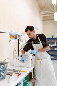 工匠正在精心制作石膏模型