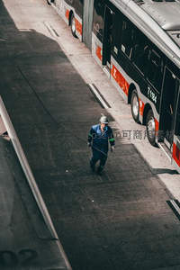 工人在公交车旁进行场地巡查