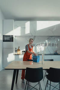 清洁工在现代厨房准备工具