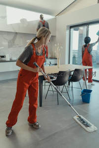 团队协作清洁宽敞现代客厅