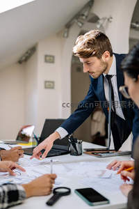 商务团队会议讨论项目方案