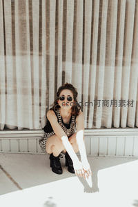 阳光下窗边蹲坐的复古女孩