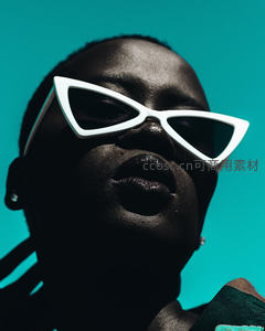 蓝调光影中的时尚墨镜女郎