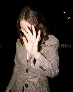 夜色中格纹西装遮面的神秘身影