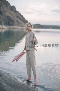 湖畔米色套装写真