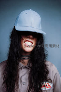 帽檐遮面俏皮一笑