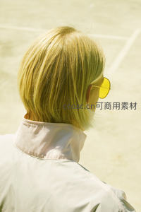 金发女子背影戴黄色墨镜