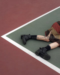 运动场地上黑色短靴特写