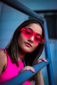 霓虹光影下的酷炫红镜女郎